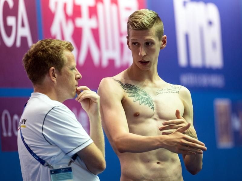 Muss sich vor dem nächsten Wettbewerb wieder fangen: Florian Wellbrock (r) spricht mit Bernd Berkhan, DSV Team-Chef. Foto: Bernd Thissen