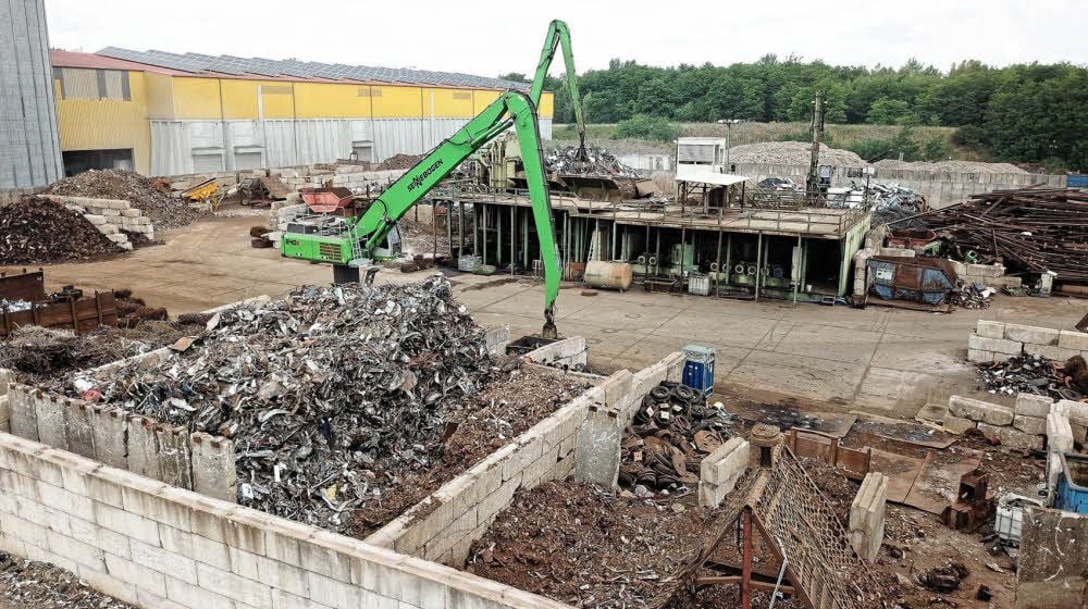Hier liegt der von Schrott Wetzel aufbereitete Schrott fertig zum Abtransport in die Walzwerke.