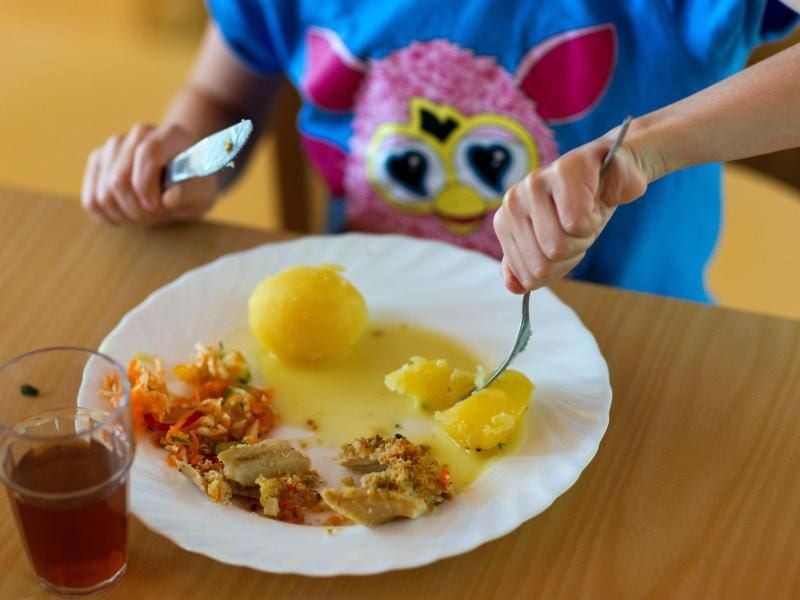 Vor allem beim Essen kann schnell etwas schiefgehen. Eltern dürfen auch mal darüber lachen, jedoch sollte das Kind nicht verhöhnt werden. Foto: Jens Büttner