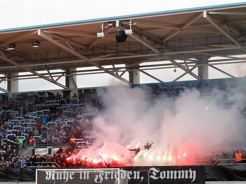 Im Stadion des Chemnitzer FC durfte für einen rechtsextremen eine Trauerbekundung stattfinden. Foto: Harry Härtel/dpa-Zentralbild/dpa