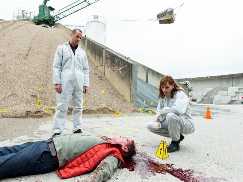 Rupert (Barnaby Metschurat) und Ann Kathrin Klaasen (Christiane Paul) untersuchen die Leiche von Reinhold Münzner (Frank Köbe). Foto: