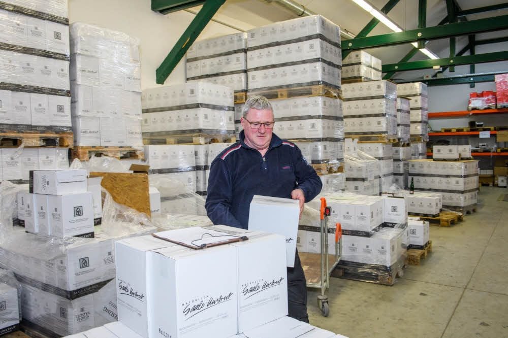Im Lager des Landesweingutes Kloster Pforta sorgt Mitarbeiter Ulrich Karwath dafür, dass die Flaschen verpackt und ausgeliefert werden.