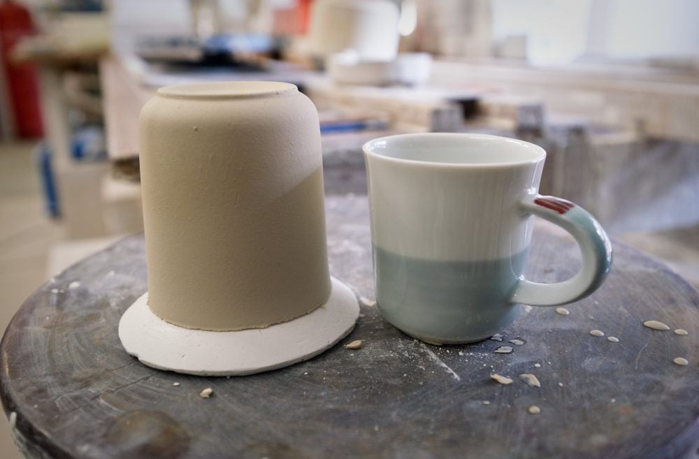 Eine Rohform (links) wird durch das Brennen um etwa 14 Prozent kleiner - rechts die fertige Tasse.