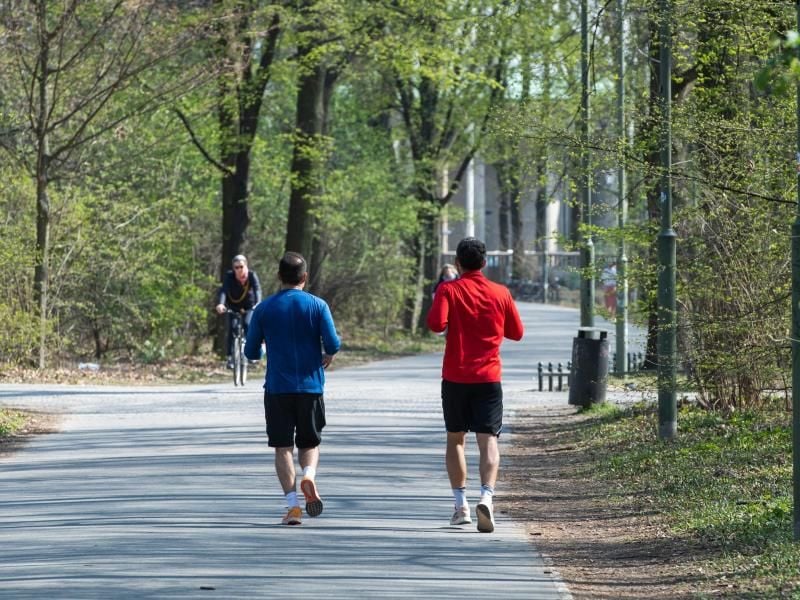 Zwei Männer joggen nebeneinander. Foto: Christophe Gateau/dpa/symbolbild