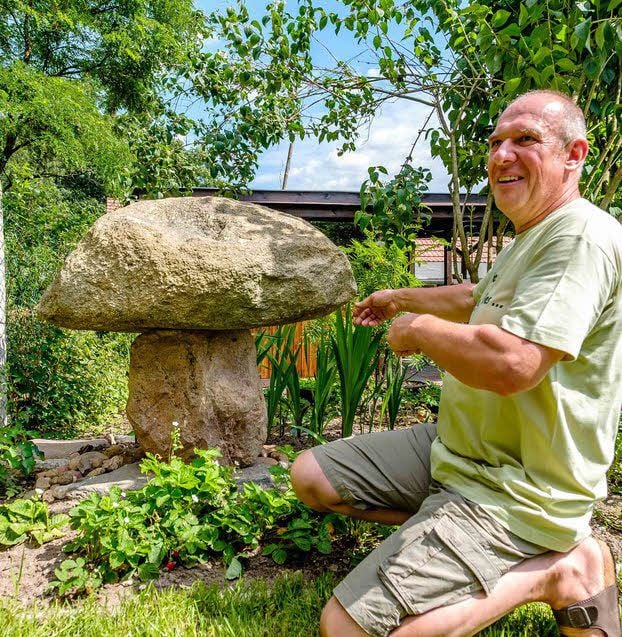 Günter Retzke teilt sein Freude am Garten mit den Gästen.