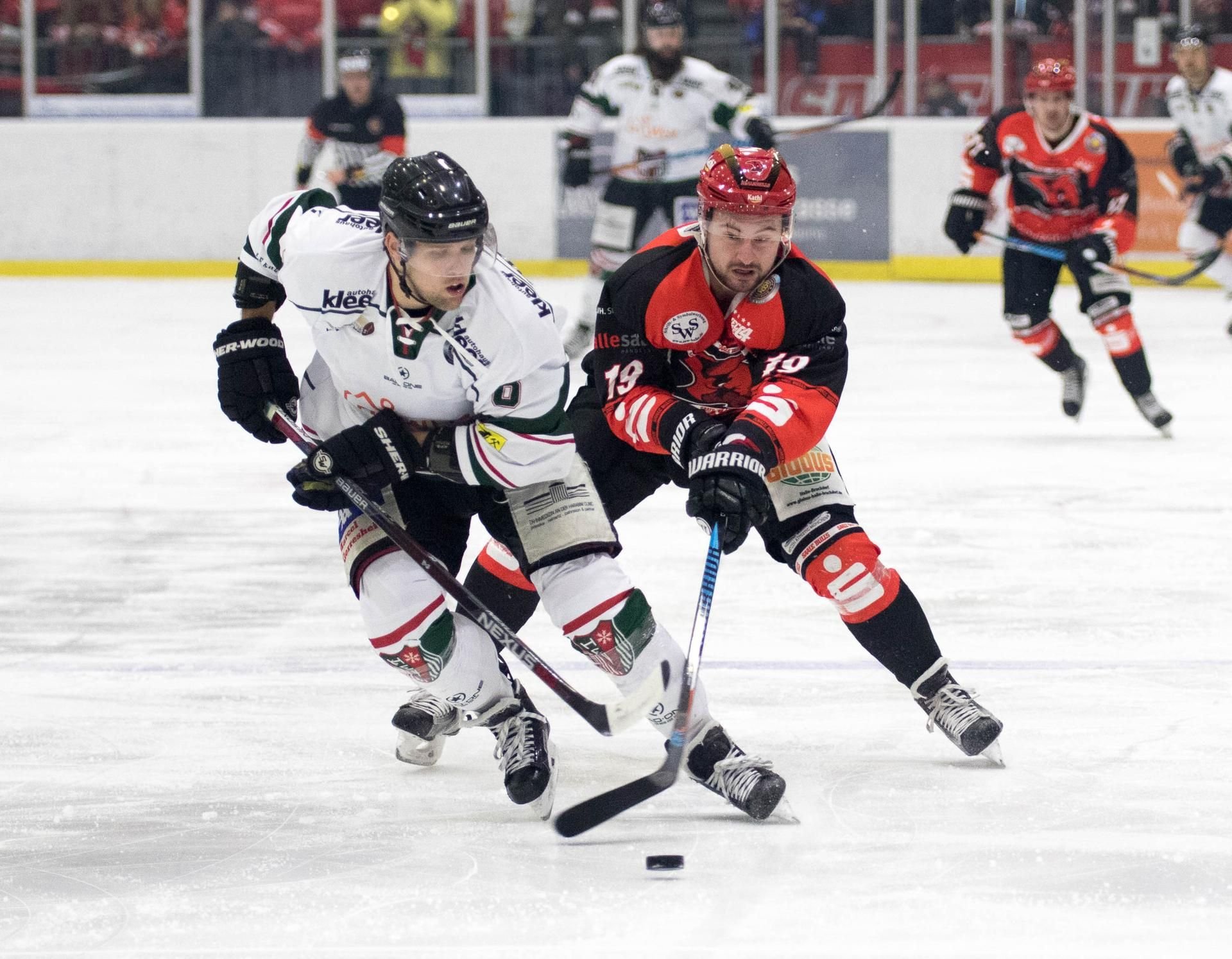 Halles Stürmer Artur Tegkaev (r.) gegen Hernes Verteidiger Jan Niklas Pietsch im Spiel der Eishockey Oberliga Nord zwischen dem MEC Halle 04 Saale Bulls und dem Herner EV im Sparkassen Eisdom.