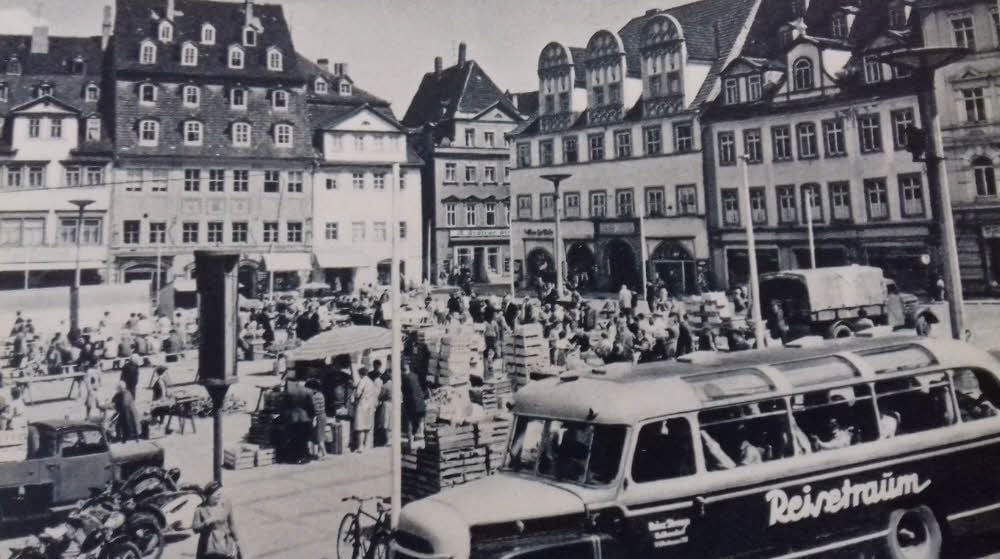 Auf dem Markt wird nur Obst und Gemüse verkauft.