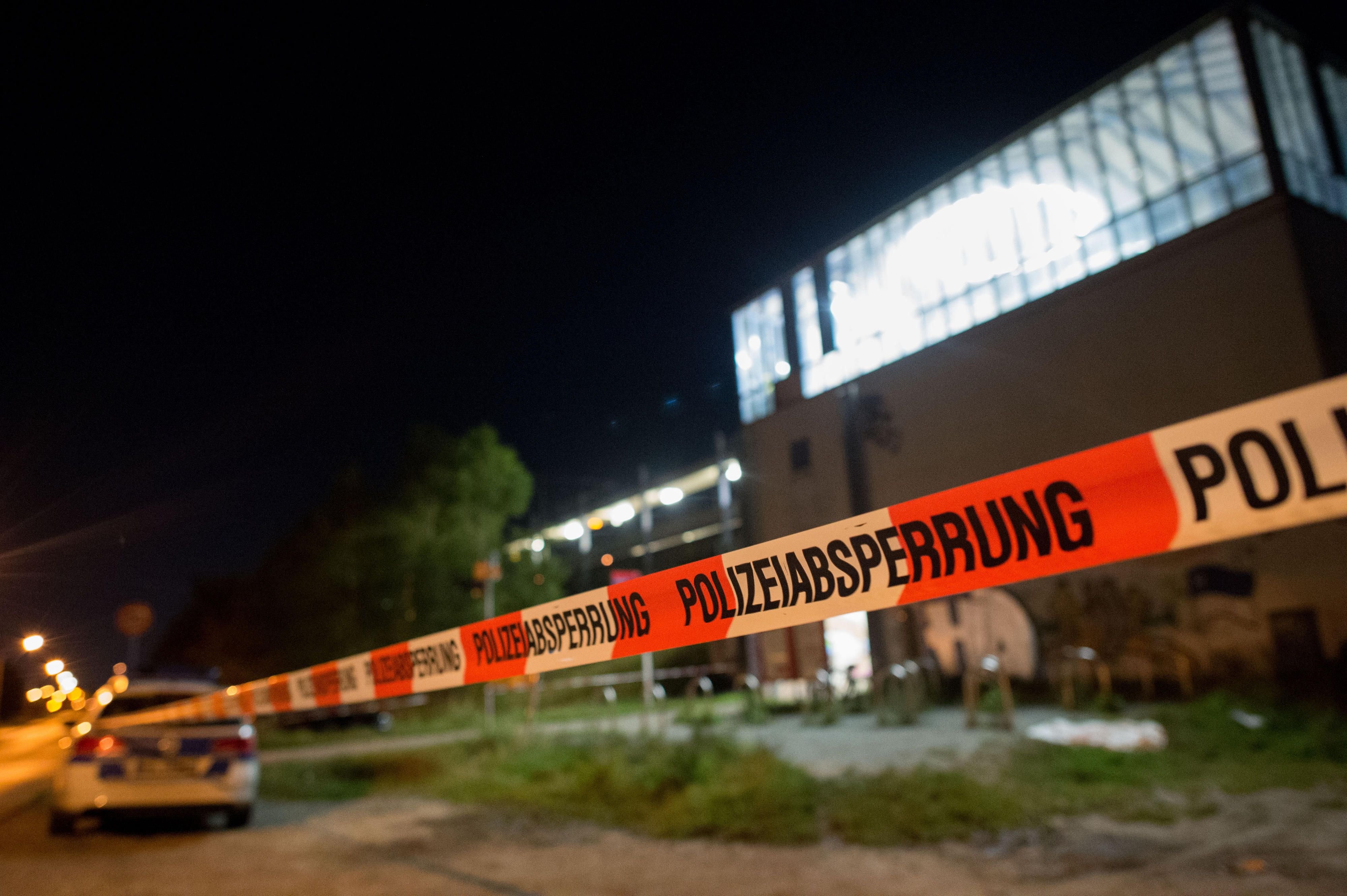 Ein Absperrband mit der Aufschrift «Polizeiabsperrung» ist in Seegefeld, einem Stadtteil von Falkensee vor dem Bahnhof Seegefeld gespannt.