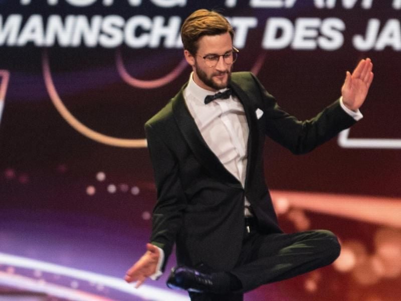 Skispringer Markus Eisenbichler zeigt bei der Gala „Sportler des Jahres” einen Schuhplattler. Foto: Patrick Seeger/dpa