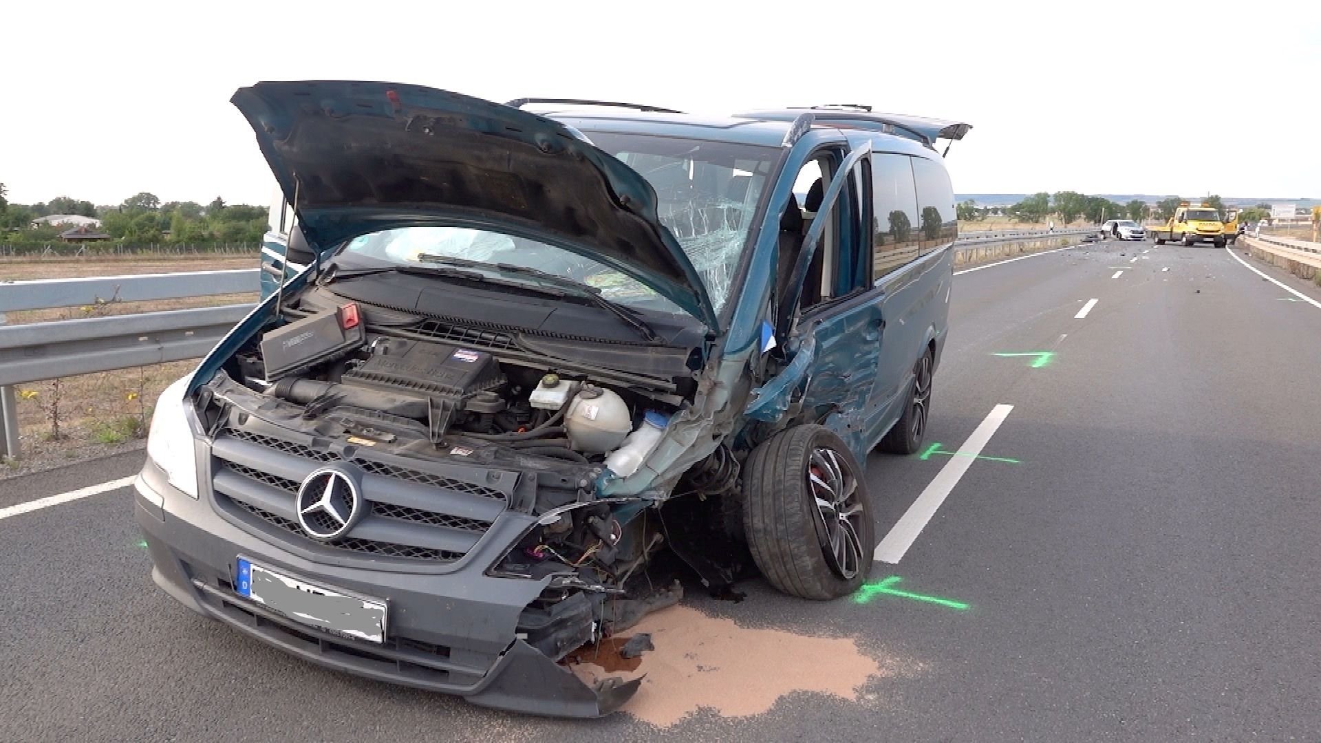 Der zerstörte Mercedes auf der B79.
