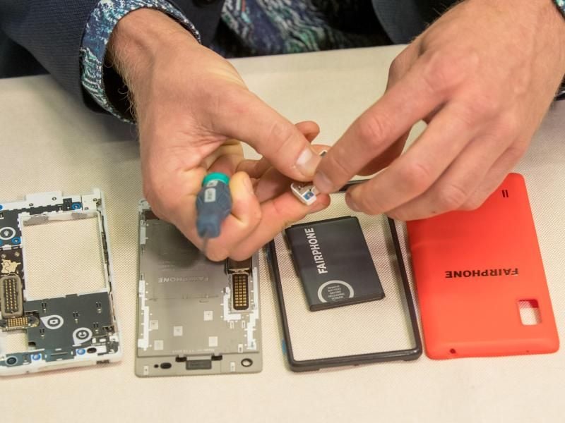 Das Fairphone ist leicht zerlegbar, Komponenten können ausgetauscht oder repariert werden. Foto: Daniel Karmann