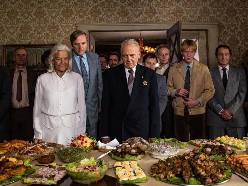 Wilhelm Powileit (Bruno Ganz, M) will seinen 90. Geburtstag feiern. Foto: Hannes Hubach