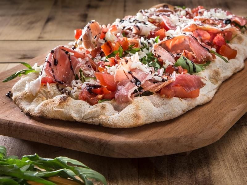 Die Mischung macht's: Verschiedene Mehlsorten sorgen dafür, dass die Pinsa innen schön fluffig ist. Foto: Florian Luxenburger/dpa-tmn