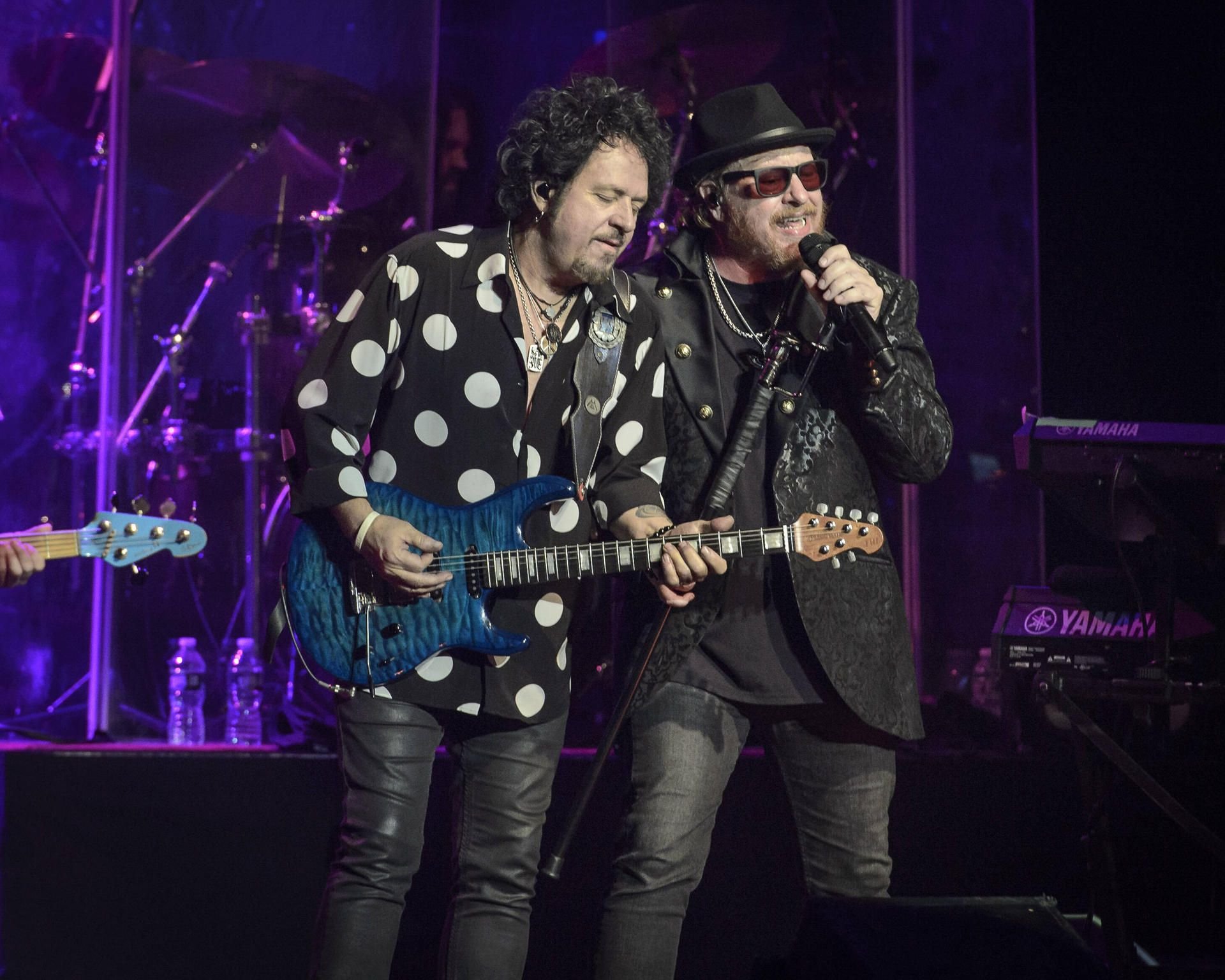 Bandmitglieder Steve Lukather und Joseph Williams am 16. Oktober 2019 in Englewood, New Jersey, USA.