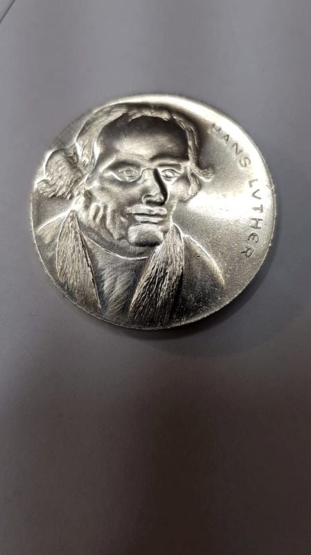 Unter Druck entstand aus einem Metall-Rohling eine Medaille.