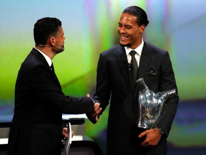 Gratulation für Europas Fußballer des Jahres: Der Niederländer Virgil van Dijk (r) vom FC Liverpool. Foto: Daniel Cole/AP