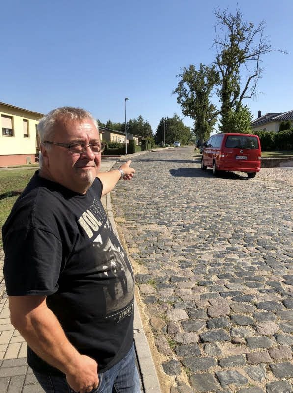 Anwohner Andreas Öttel wohnt in der Köttichauer Straße in Hohenmölsen. Obwohl sie es nicht dürfen, nutzen viele Autofahrer einen Radweg, um zum Mondsee zu gelangen.