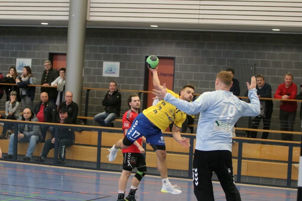 Für Erdeborn (gelb) beginnt die Verbandsliga-Saison mit einem Auswärtsspiel.
