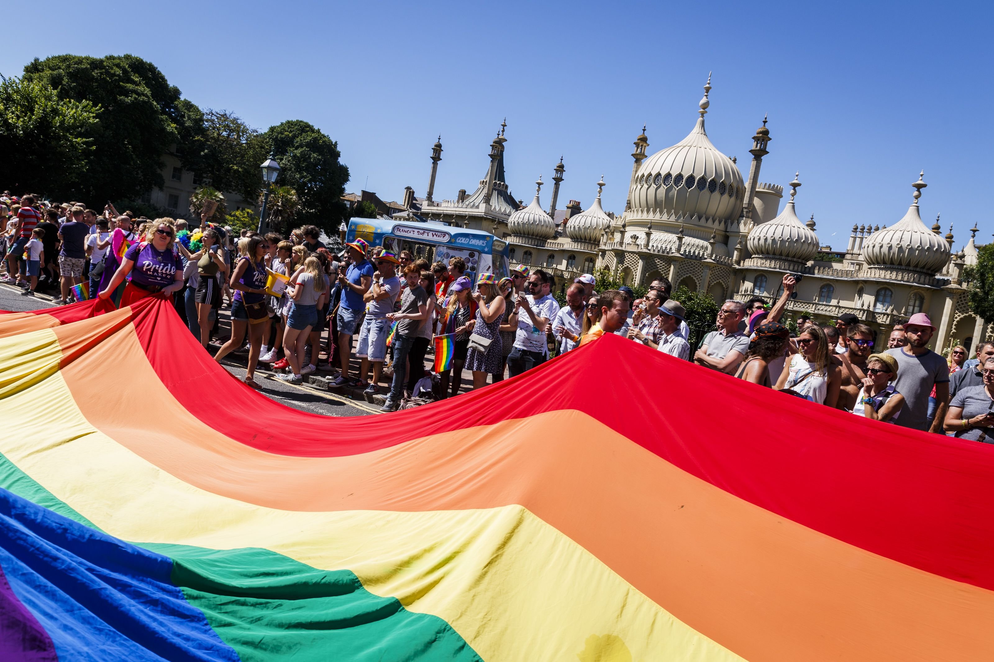 Die Regenbogen-Fahne wurde in den Straßen von Brighton ausgelegt.