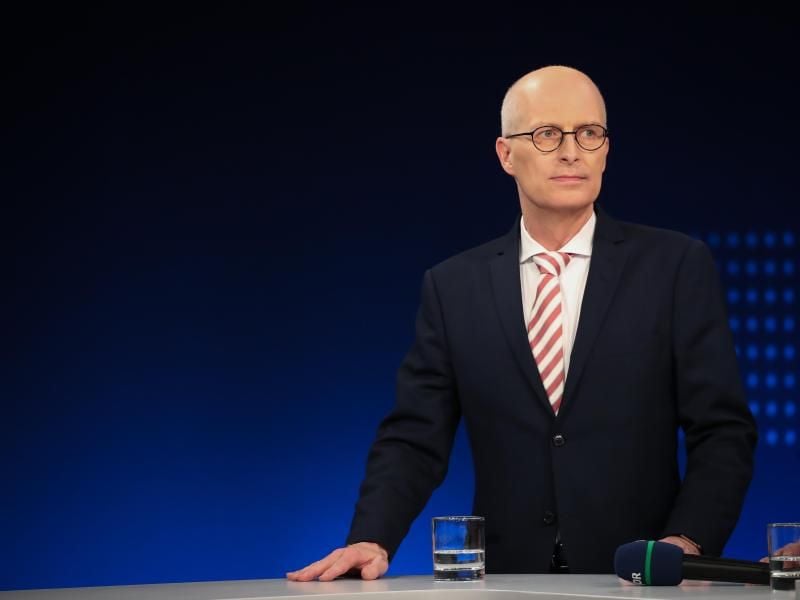 Peter Tschentscher, Erster Bürgermeister von Hamburg, steht in einem Fernsehstudio. Foto: Christian Charisius/dpa/Archivbild