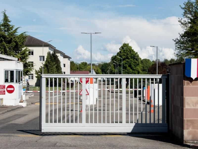 Die Außenansicht zeigt das Quartier Leclerc der Kaserne des Jägerbataillons 291 in Illkirch. Hier war der terrorverdächtige Oberleutnant Franco A. stationiert. Foto: Patrick Seeger