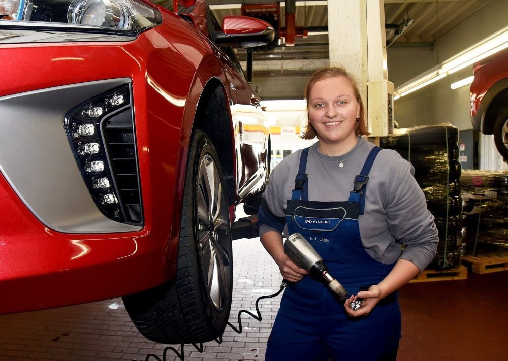 Autos zu reparieren, das ist nicht nur Männersache. Anna-Lena Jäger ist die erste Frau, die im Zeitzer Autohaus Apitz in der Werkstatt lernt.