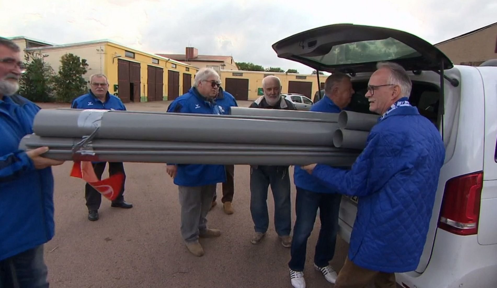 Die Wagenhalle der Karnevalisten auf dem Gelände der Agrargenossenschaft in Könnern erhält endlich eine komplett neue Dachrinne.