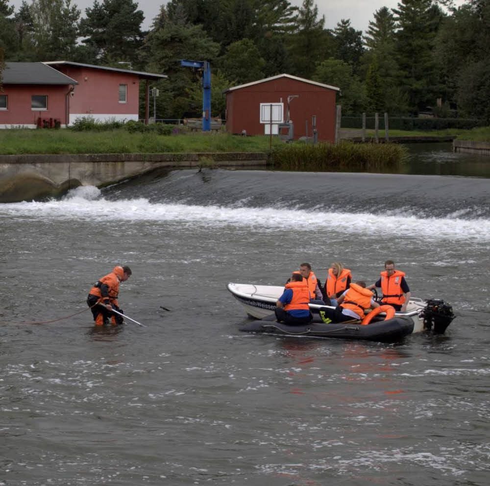 Feuerwehrleute retten Boot und Insassen.