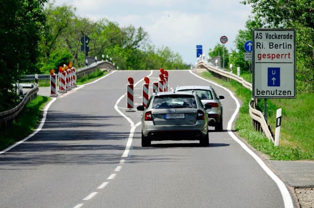 Umleitungsschilder weisen auf die Sperrung hin.