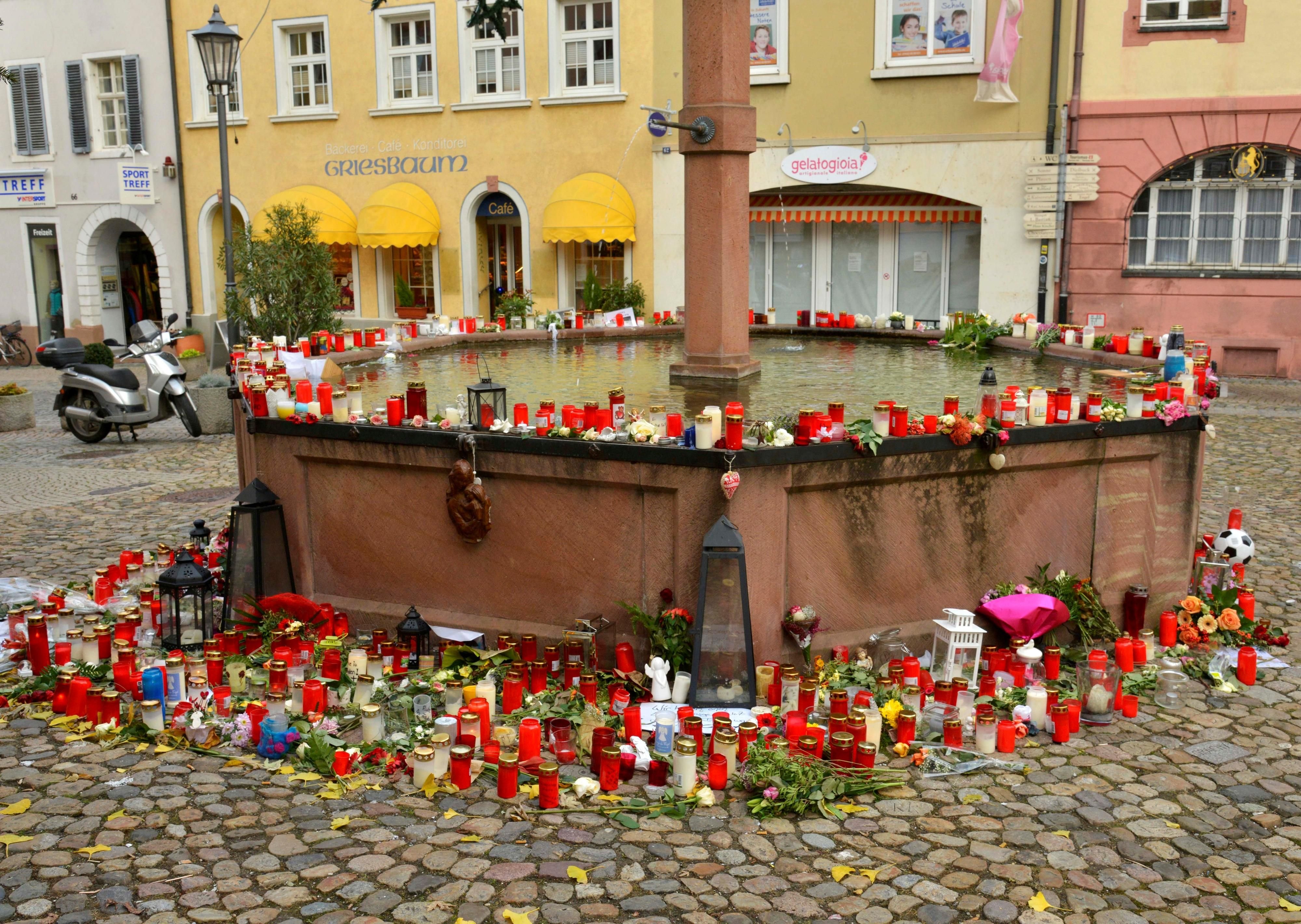 Blumen, Kerzen,Abschiedsbriefe sind niedergelegt im Gedenken an die getötete Joggerin auf dem Marktplatz in Endingen (Baden-Württemberg).