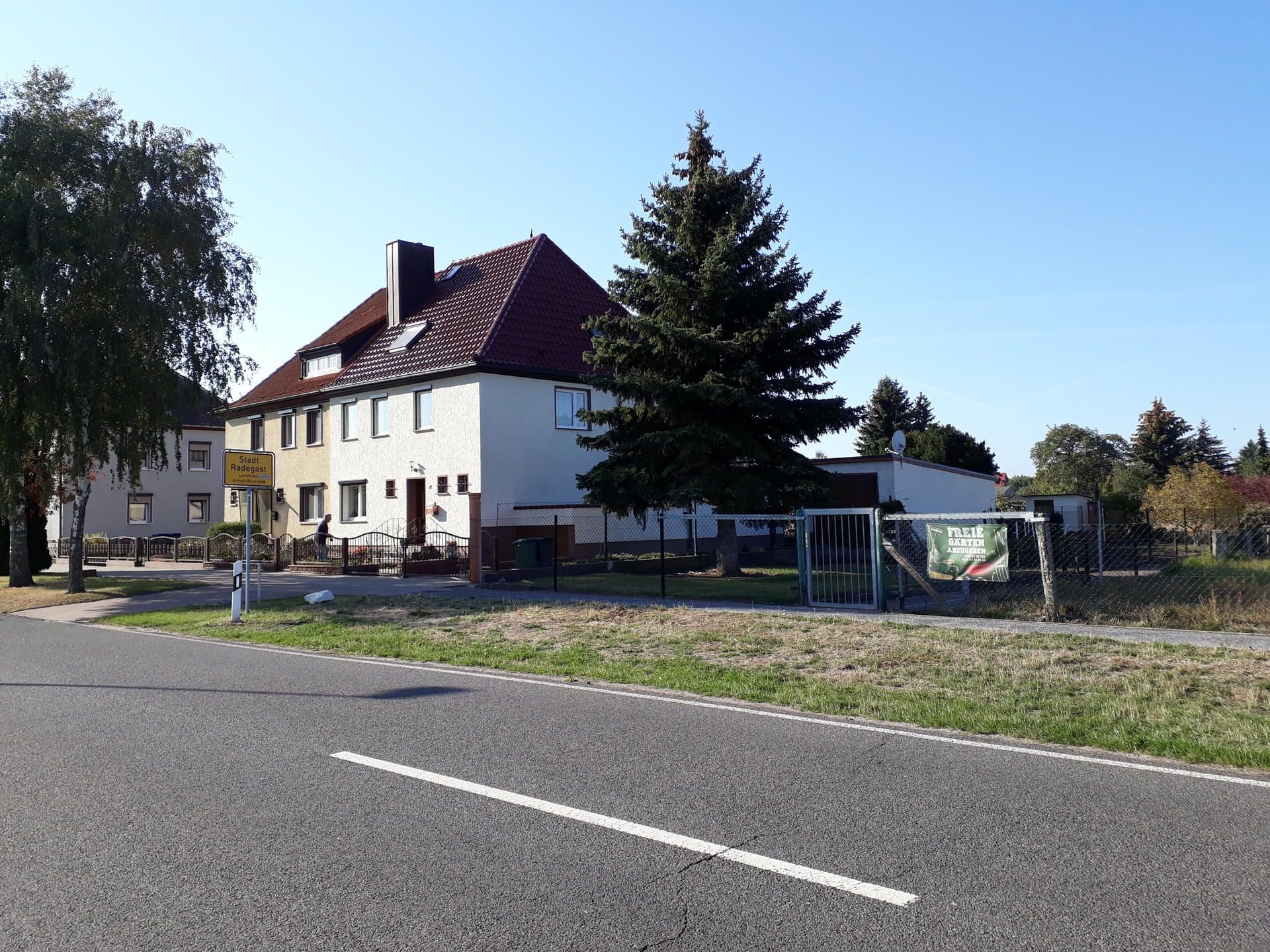 Man könnte meinen, diese stattliche Tanne gehört zu dem Grundstück des danebenstehenden Hauses. Doch der Schein trügt. Die Tanne steht auf dem Gelände der Radegaster Kleingartenanlage. Der Vorstand möchte, dass der Baum bis zum Jahresende gefällt wird.