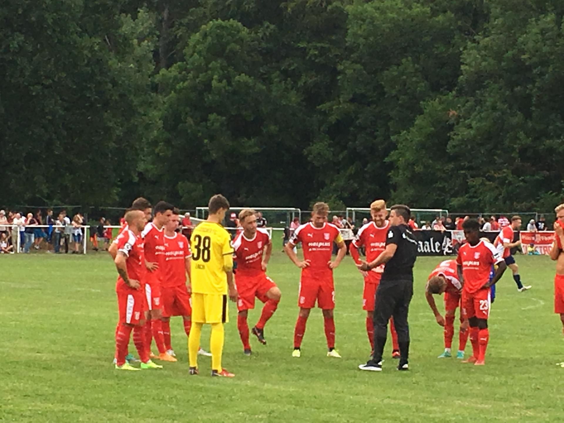 HFC-Coach Torsten Ziegner spricht in der Halbzeit des Testspiels in Ostrau zur Mannschaft.