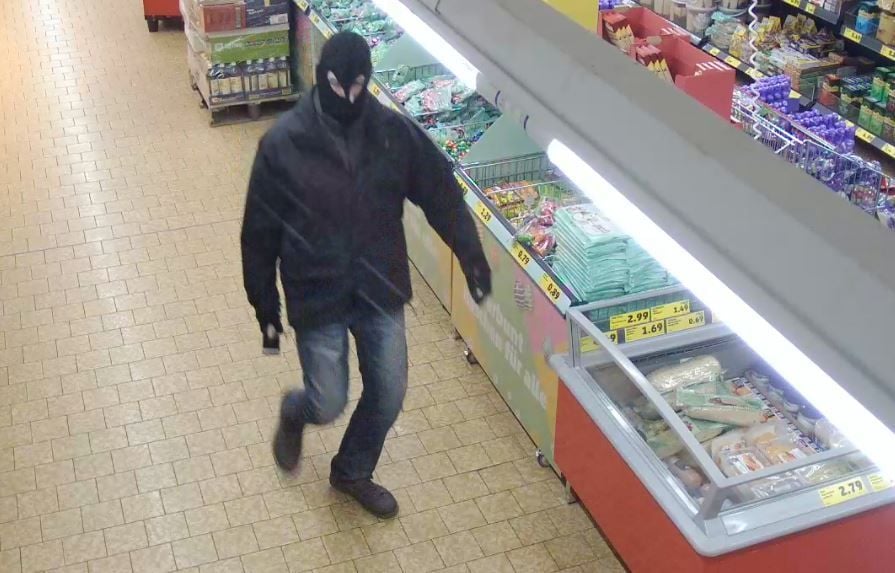 Wer erkennt diesen Räuber? Der Mann wird verdächtigt Überfälle auf Supermärkte in Magdeburg-Ottersleben und Niederndodeleben begangen zu haben.