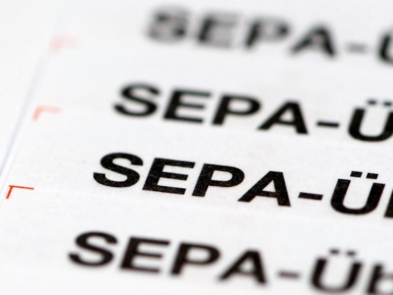 Im Internet gibt es jetzt eine Sepa-Beschwerdestelle. Dort können sich Verbraucher melden, wenn sie beim Lastschriftverfahren diskriminiert werden. Foto: Ralf Hirschberger/dpa-Zentralbild/dpa