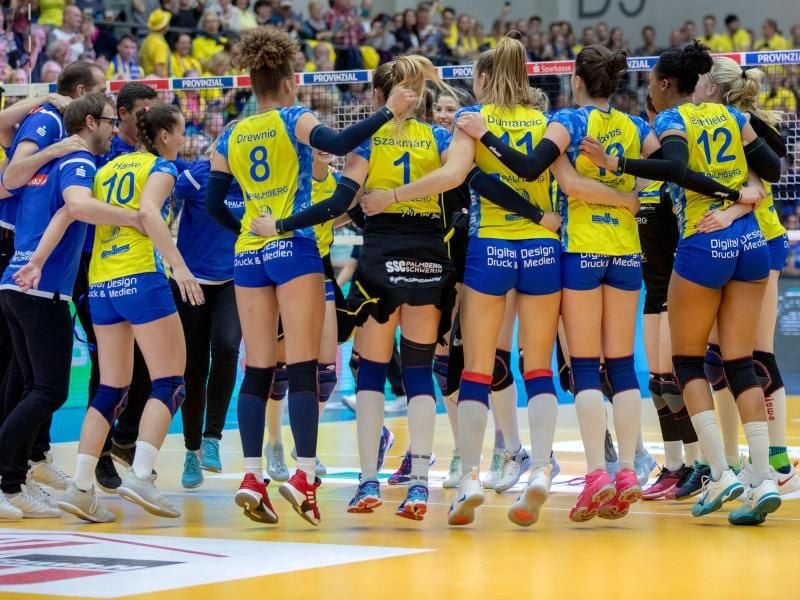 Die Schweriner Spielerinnen feien den Sieg gegen Stuttgart. Foto: Jens Büttner