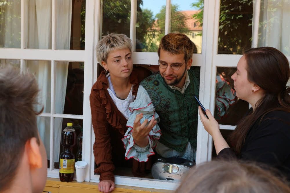 Schiller und Goethe im Interview: Lisa Behrend (l.), Jakob Ahlke und Sarah Lapawa studieren Kultur- und Medienpädagogik in Merseburg.