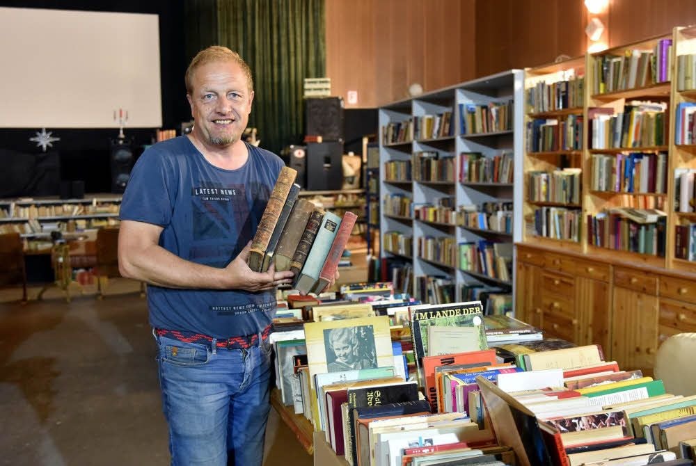 Im alten Union-Kino liegen für Interessenten an die 30 000 Bücher, die Uwe Arps jetzt kostenlos anbietet.