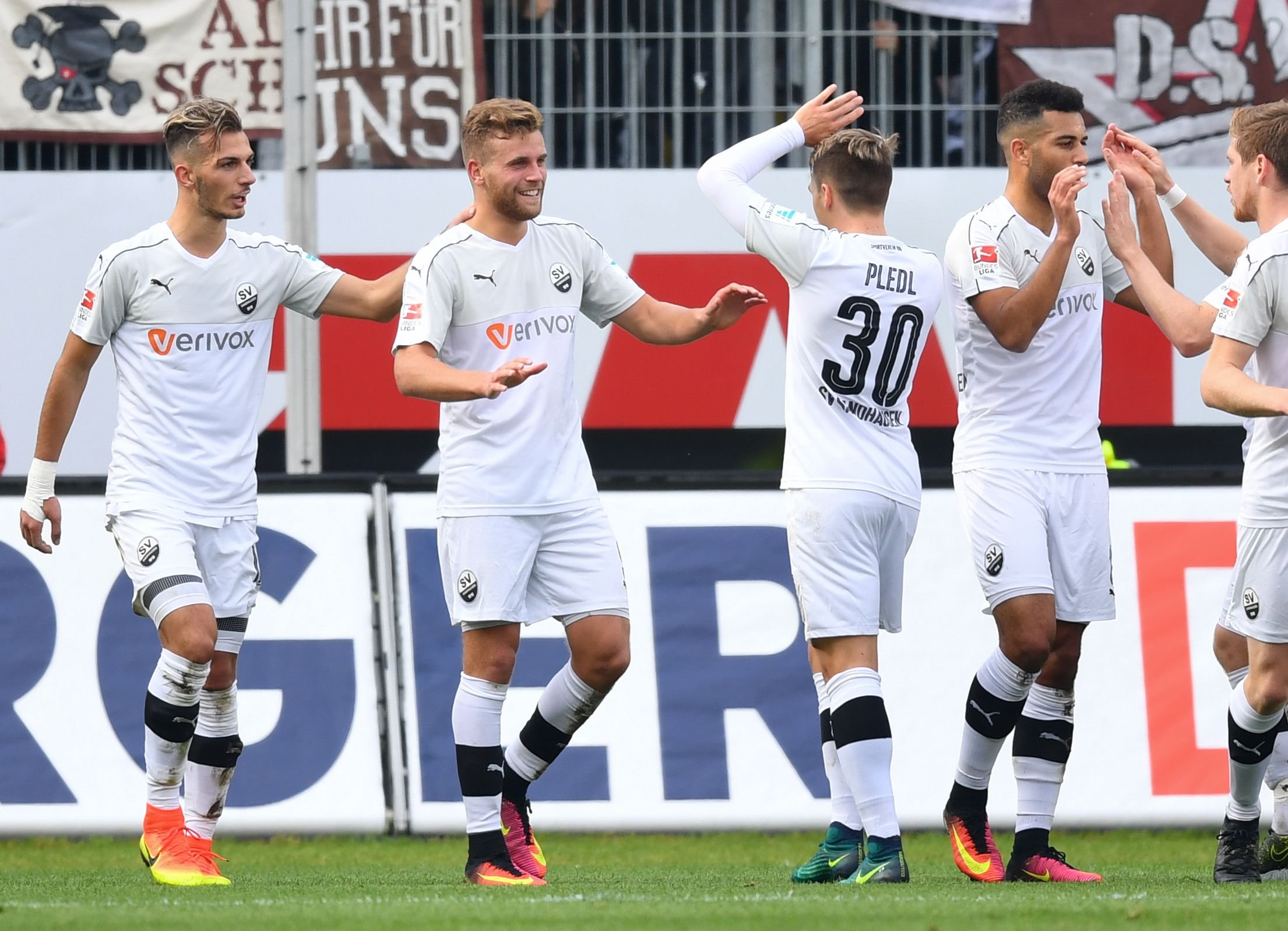 Sandhausens Leart Paqarada (links), Torschütze Lukas Höler und Thomas Pledl jubeln über das Tor zum 1:0.