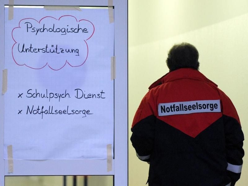 Ein Notfallseelsorger betritt eine Seelsorgerstelle. Foto: picture alliance / dpa