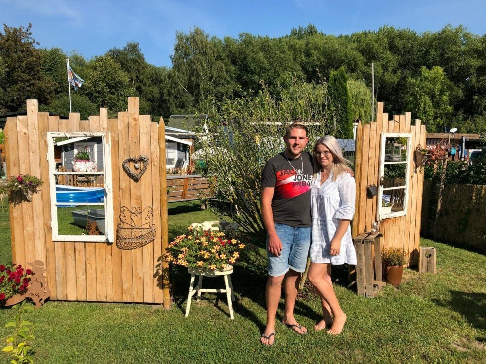 Dekorativer Blickschutz: Aus gebrauchten Fensterrahmen vom Flohmarkt und Schalenbrettern haben Jessica Höffler und Philipp Knop einen echten Hingucker in ihrem Garten in Rössuln gezaubert.