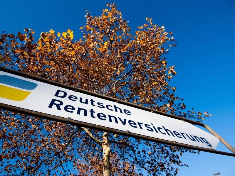 Wer trotz Rentenalter weiterarbeiten will, den berät die Deutsche Rentenversicherung. Foto: Julian Stratenschulte