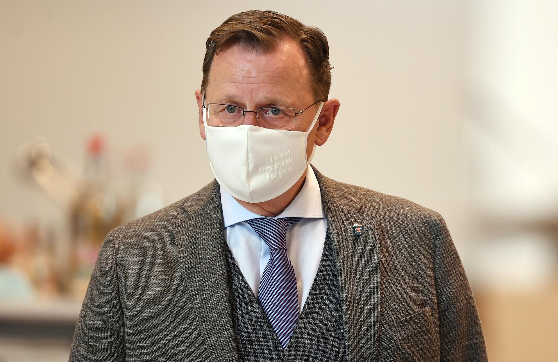 Bodo Ramelow (Die Linke), Ministerpräsident von Thüringen, mit Mundschutz im Thüringer Landtag.