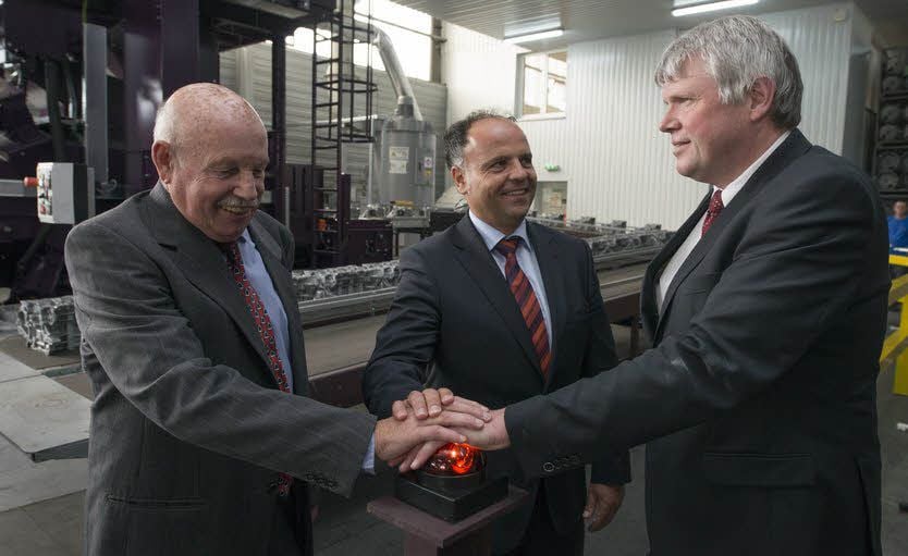 Gemeinsamer Knopfdruck: Dierk Behrmann, Luigi Mattina und Martin Skiebe (v.l.) eröffnen die Produktionslinie.