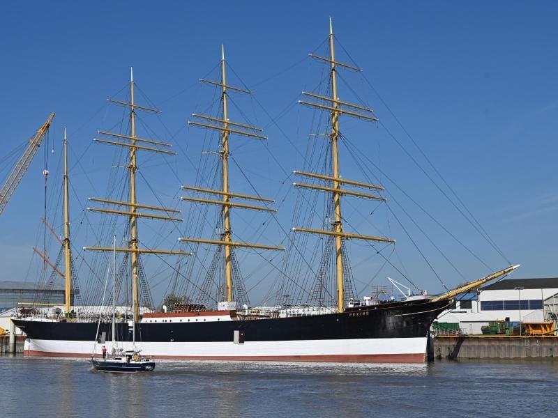 Der Rahsegler „Peking” liegt am Pier der Peters-Werft. Foto: Carsten Rehder/dpa/Archivbild