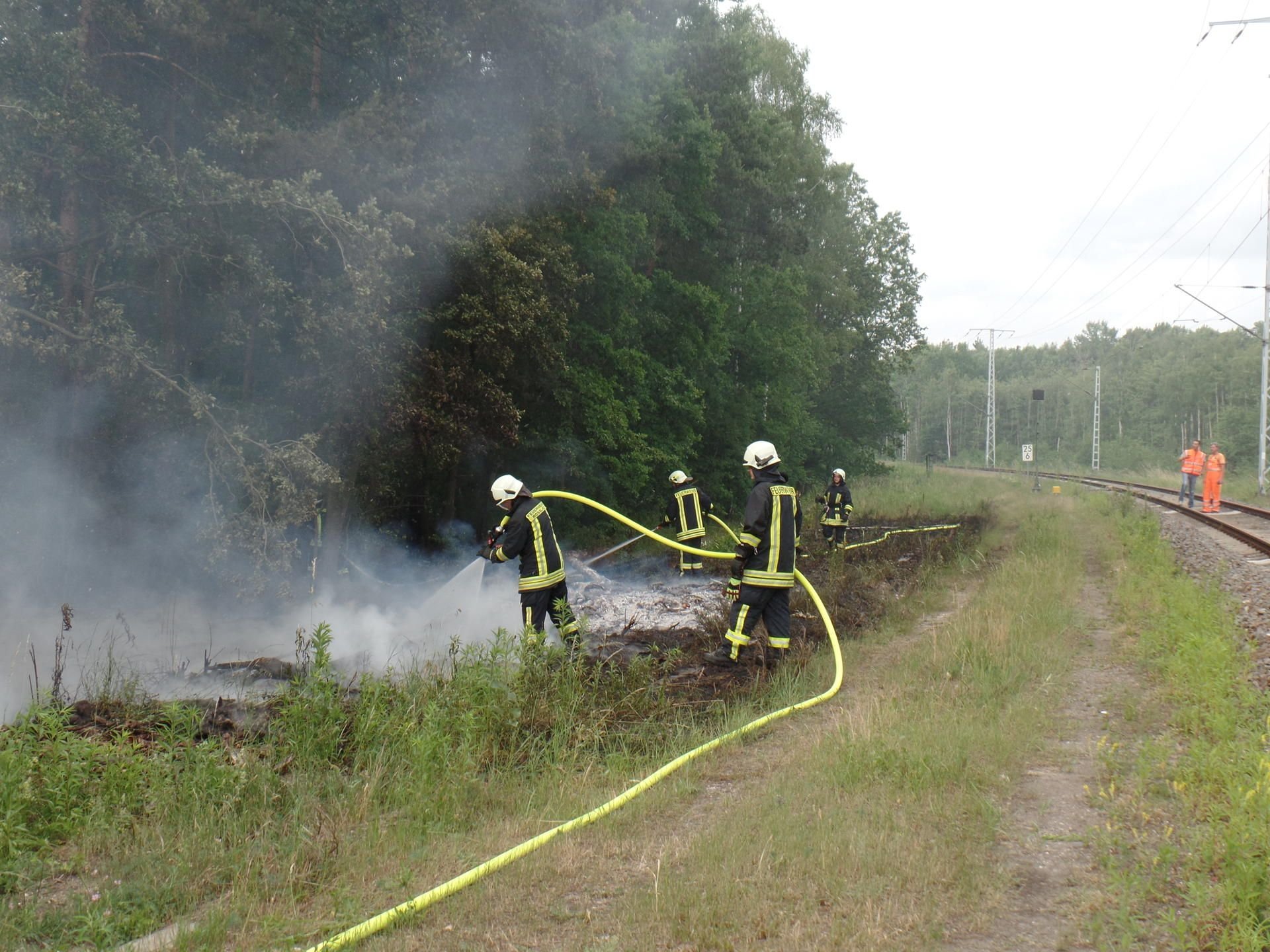 Durch das Feuer wurden Kabel beschädigt.