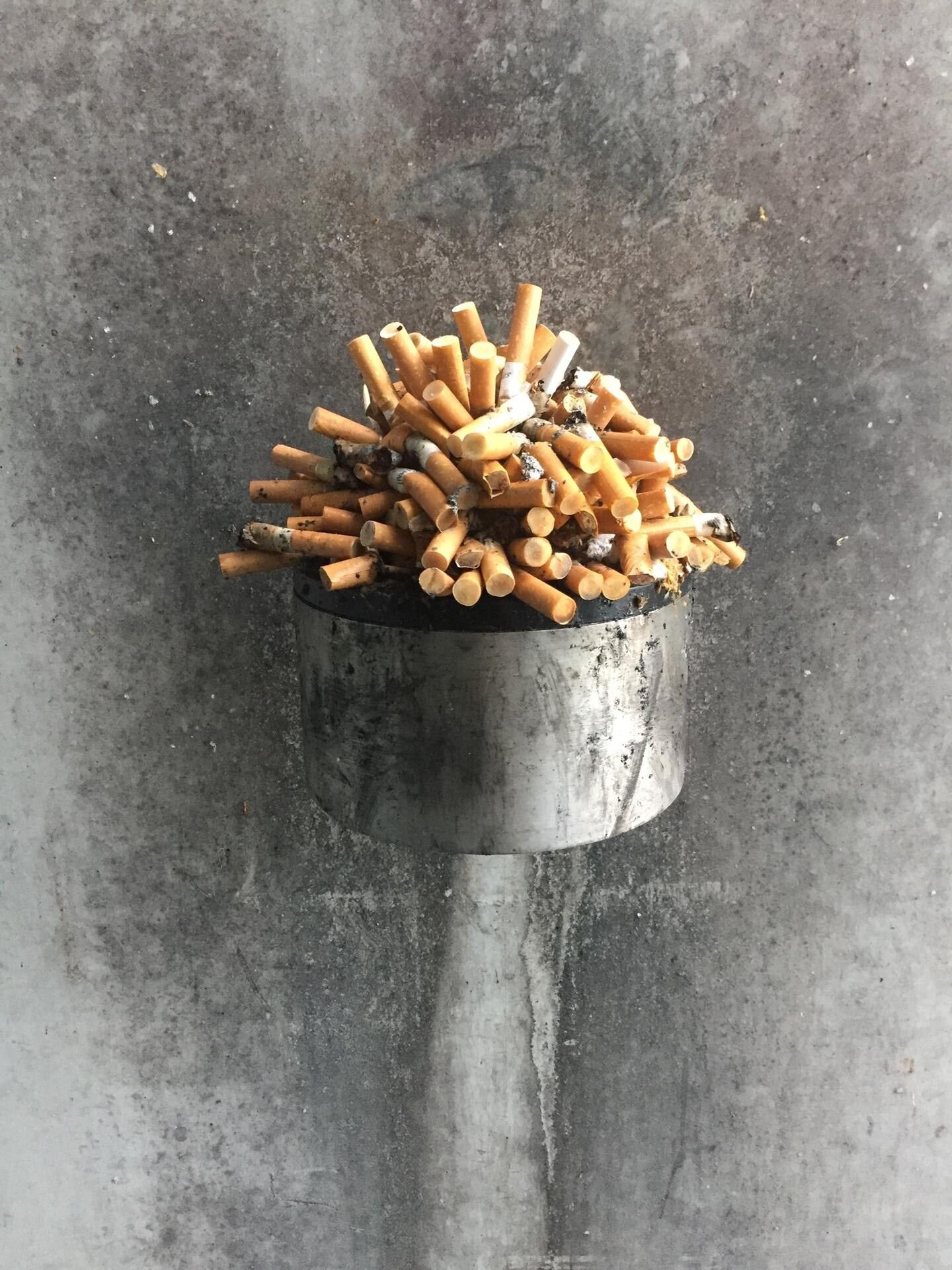 Ganz schön ekelig: ein übervoller Aschenbecher mit Zigarettenstummeln