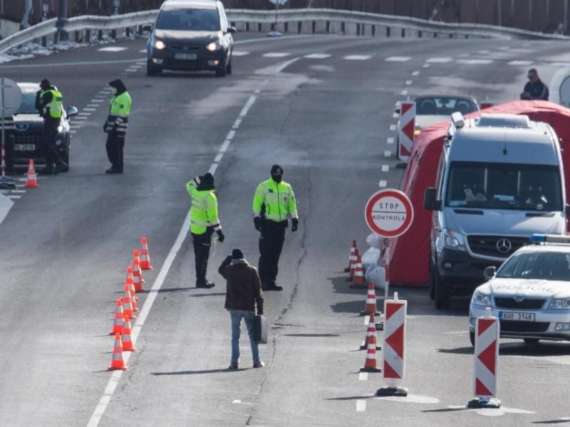 Tschechische Polizisten bei der Einreisekontrolle: Das Land schließt seine Grenzen weitgehend für Ausländer aus mehreren europäischen Ländern. Foto: Robert Michael/dpa-Zentralbild/dpa