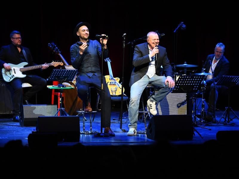 Stefan Raab (2.v.r.) mit dem Sänger Max Mutzke (2.v.l.) und seiner Band auf der Bühne in Bonn. Foto: Willi Weber/Allendorf Media