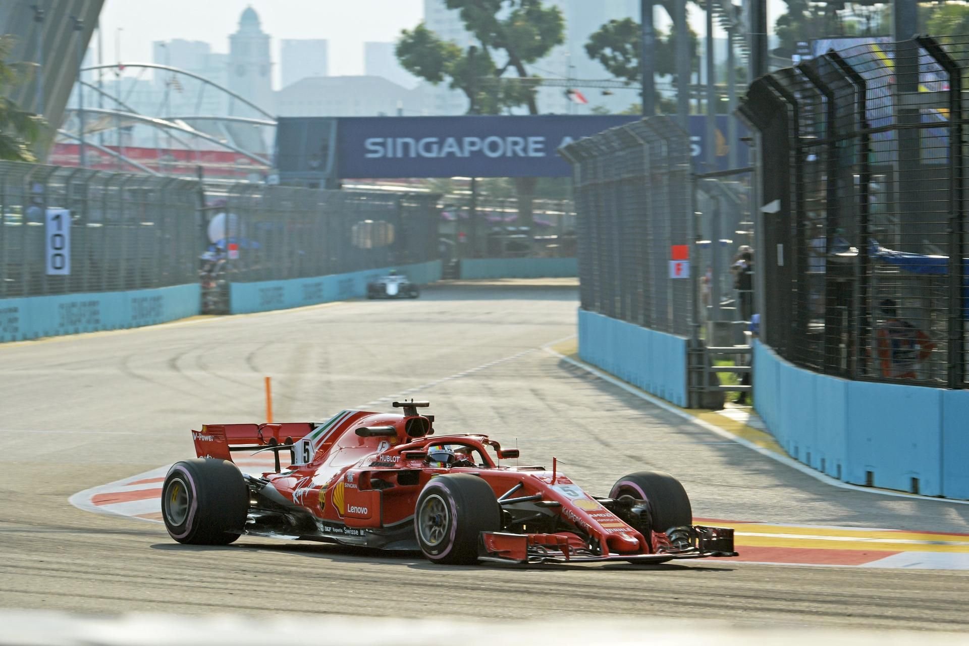 Sebastian Vettel im Ferrari beim Rennen in Singapur