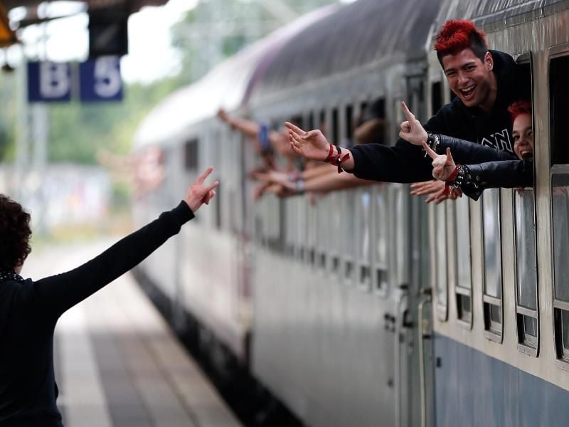 Fans des Wacken Open-Air Festivals feiern ihre Ankunft am Bahnhof Itzehoe. Foto: Axel Heimken/Archiv